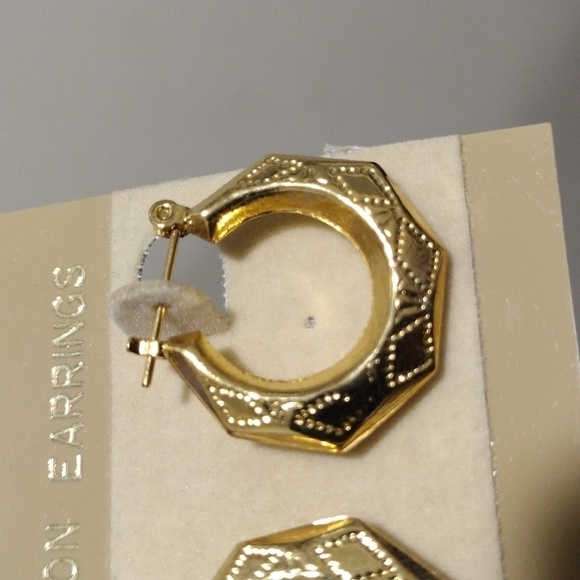 Women's Stunning Polished Gold-tone Chunky Design Hoop Teardrop Earrings - 1-in - Picture 3 of 4